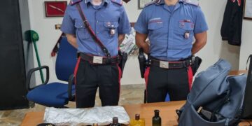 Paura a Guspini, con un maxi coltello in tasca ruba profumi e scappa: arrestato 23enne senegalese
