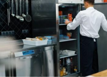 Allarme intossicazioni alimentari a Cagliari: “Costi statali devastanti, i ristoratori costretti a risparmiare sulla manutenzione dei frigoriferi”