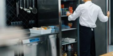 Allarme intossicazioni alimentari a Cagliari: “Costi statali devastanti, i ristoratori costretti a risparmiare sulla manutenzione dei frigoriferi”