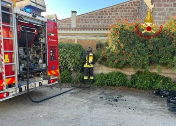 Paura nell’oristanese, fiamme in casa a Fordongianus: in salvo grazie a un pompiere fuori servizio