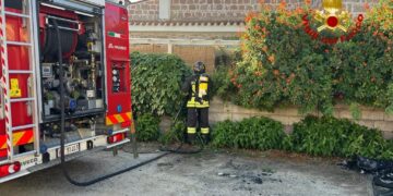 Paura nell’oristanese, fiamme in casa a Fordongianus: in salvo grazie a un pompiere fuori servizio