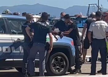 Cagliari, clamoroso sbarco di algerini fra i bagnanti a Marina Piccola: arrivati in 12 su un barchino