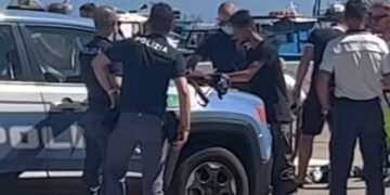 Cagliari, clamoroso sbarco di algerini fra i bagnanti a Marina Piccola: arrivati in 12 su un barchino