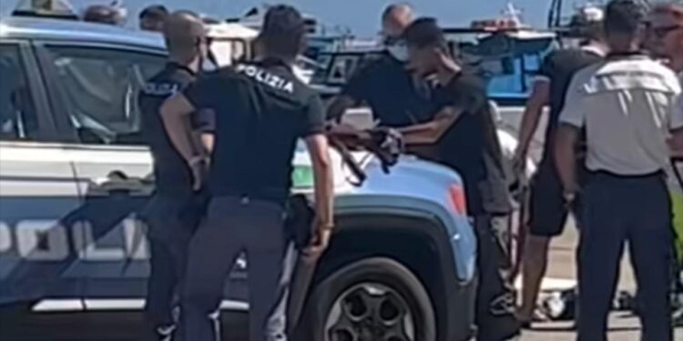 Cagliari, clamoroso sbarco di algerini fra i bagnanti a Marina Piccola: arrivati in 12 su un barchino