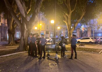 Cagliari, super controlli nella zona rossa piazza del Carmine: allontanati 4 stranieri, una donna si spoglia per protesta