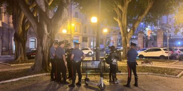 Cagliari, super controlli nella zona rossa piazza del Carmine: allontanati 4 stranieri, una donna si spoglia per protesta