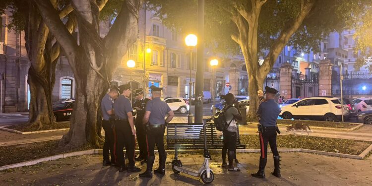 Cagliari, super controlli nella zona rossa piazza del Carmine: allontanati 4 stranieri, una donna si spoglia per protesta