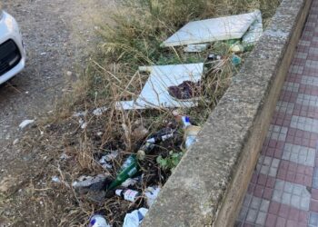 Cagliari, degrado totale in via Trentino: spazzatura, sacchi e cumuli di sporcizia