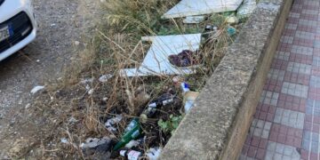 Cagliari, degrado totale in via Trentino: spazzatura, sacchi e cumuli di sporcizia