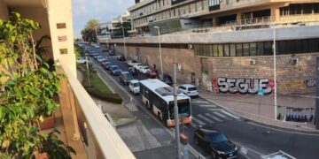 Cagliari, traffico horror: viale Merello una trappola, file infinite e caos totale -VIDEO