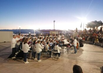 Bellissimo il concerto all’alba a Marina Piccola: “Peccato per quel container che toglie la vista del mare…”