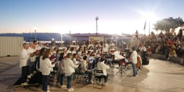 Bellissimo il concerto all’alba a Marina Piccola: “Peccato per quel container che toglie la vista del mare…”