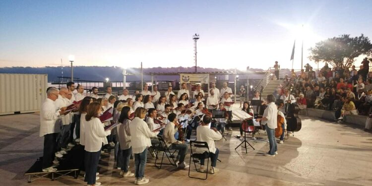 Bellissimo il concerto all’alba a Marina Piccola: “Peccato per quel container che toglie la vista del mare…”