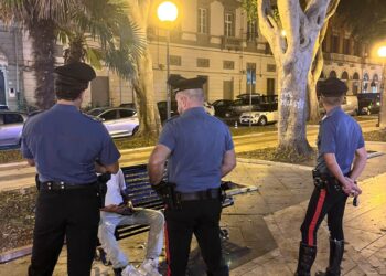 Piazza del Carmine, un guineano ubriaco si scaglia con calci e spinte contro i carabinieri: arrestato