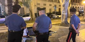Piazza del Carmine, un guineano ubriaco si scaglia con calci e spinte contro i carabinieri: arrestato