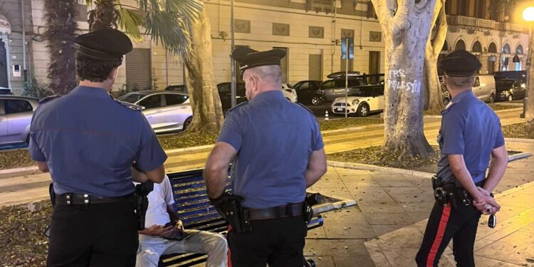Piazza del Carmine, un guineano ubriaco si scaglia con calci e spinte contro i carabinieri: arrestato