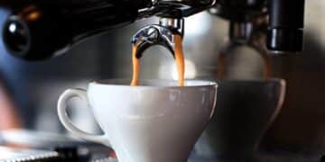 Caffè, aumenti record: entro la fine dell’anno una tazzina potrà arrivare a 2 euro