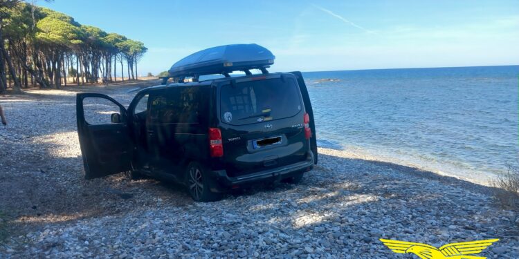 Insabbiato nella spiaggia dei Confetti a Siniscola, sanzionato un camperista tedesco