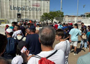 Cagliari-Parma 1-0, proteste alla Unipol Domus: file lentissime, alle 15,18 in tanti ancora fuori dalla curva Sud