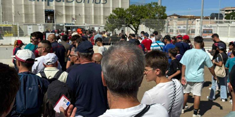 Cagliari-Parma 1-0, proteste alla Unipol Domus: file lentissime, alle 15,18 in tanti ancora fuori dalla curva Sud
