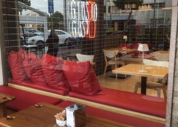 Cagliari, sul marciapiede fioriere e tavolini abusivi: dopo il blitz dei vigili 6000 euro di multa a Giusto Gusto