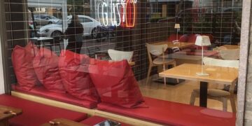 Cagliari, sul marciapiede fioriere e tavolini abusivi: dopo il blitz dei vigili 6000 euro di multa a Giusto Gusto