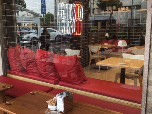 Cagliari, sul marciapiede fioriere e tavolini abusivi: dopo il blitz dei vigili 6000 euro di multa a Giusto Gusto