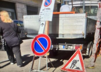 Cagliari, caos nel Corso: un camion sul marciapiede impedisce il passaggio a tutti, scatta la multa per un’impresa