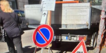 Cagliari, caos nel Corso: un camion sul marciapiede impedisce il passaggio a tutti, scatta la multa per un’impresa