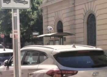 Cagliari, la rabbia dei ristoratori contro il Comune:  “Raccolta rifiuti ancora bloccata,  locali penalizzati”