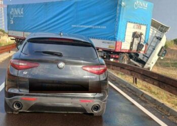 Macchiareddu, il pauroso schianto di un Tir che finisce fuori strada: ferito l’autista, traffico ko