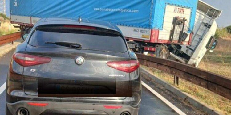Macchiareddu, il pauroso schianto di un Tir che finisce fuori strada: ferito l’autista, traffico ko