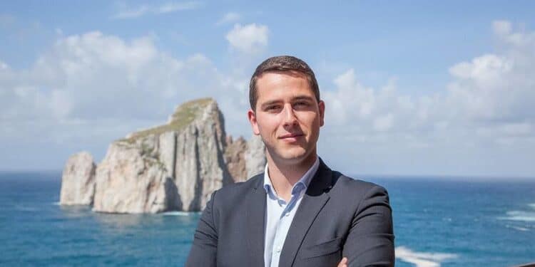 Iglesias, atti intimidatori contro il sindaco: Mauro Usai sotto attacco, contro di lui anche una canzone diffamatoria