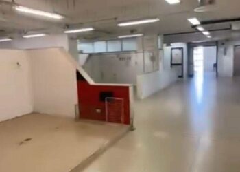 Cagliari, chiuso il mercato di Sant’Elia: “Muore tutta la città, aspettiamo il prossimo bar con la birra a 8 euro” (VIDEO)