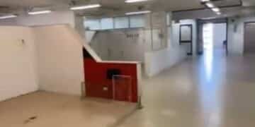 Cagliari, chiuso il mercato di Sant’Elia: “Muore tutta la città, aspettiamo il prossimo bar con la birra a 8 euro” (VIDEO)