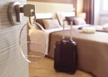 Abusivi delle case vacanza, tolleranza zero in Sardegna: irregolare metà dei B&B, oltre 90mila euro di multe