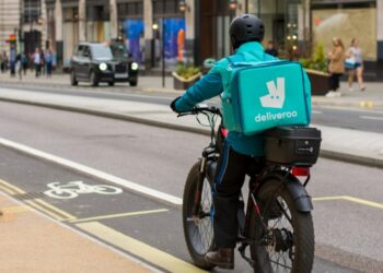 Monopattini a Cagliari, esplode la polemica: “E i rider guidano bike truccate contromano per consegnare più in fretta”