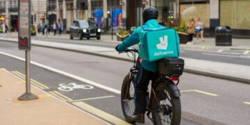 Monopattini a Cagliari, esplode la polemica: “E i rider guidano bike truccate contromano per consegnare più in fretta”