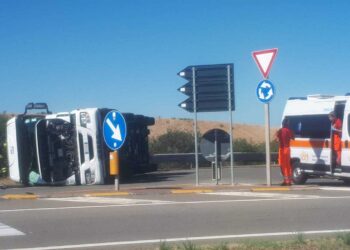Sarroch, autocisterna si ribalta paurosamente sulla strada: momenti di grande paura sulla Sulcitana