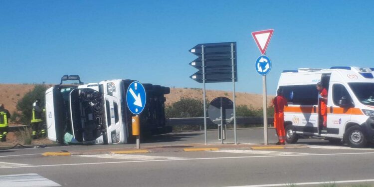 Sarroch, autocisterna si ribalta paurosamente sulla strada: momenti di grande paura sulla Sulcitana