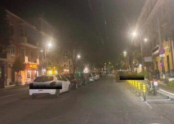 Tremate, tremate, i furbetti davanti a Tandem sono tornati: decine di auto in sosta vietata in barba ai controlli