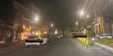 Tremate, tremate, i furbetti davanti a Tandem sono tornati: decine di auto in sosta vietata in barba ai controlli