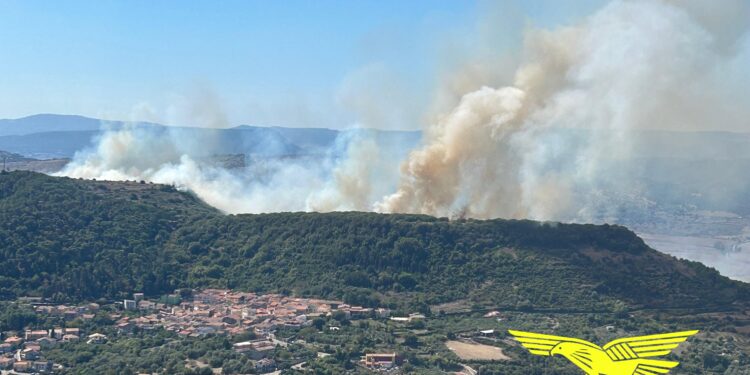 Domenica con 32 incendi in Sardegna, i piromani non vanno in ferie: maxi rogo a Thiesi