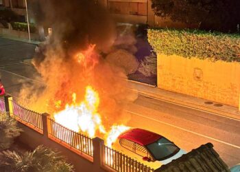 Il pauroso incendio di un’auto in via Tiepolo, l’sos da Mulinu Becciu: “Se qualcuno ha visto, parli”