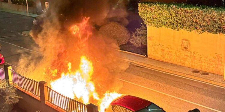 Il pauroso incendio di un’auto in via Tiepolo, l’sos da Mulinu Becciu: “Se qualcuno ha visto, parli”