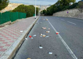Cagliari, sempre più sporca: la passerella di viale Europa sommersa dai rifiuti, i croceristi fotografano la vergogna