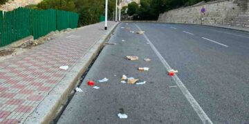Cagliari, sempre più sporca: la passerella di viale Europa sommersa dai rifiuti, i croceristi fotografano la vergogna