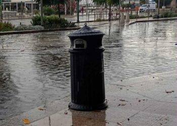 Cagliari, via Roma allagata al primo acquazzone, esplode la polemica: “Era prevista la piscina?”