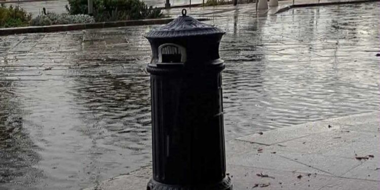 Cagliari, via Roma allagata al primo acquazzone, esplode la polemica: “Era prevista la piscina?”