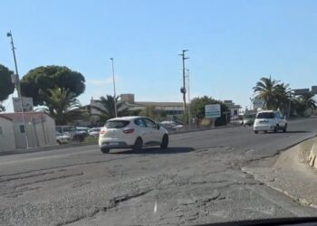 Strada Statale 554 costellata di buche e pericoli: “Ormai è ridotta in uno stato di dissesto preoccupante” (VIDEO)